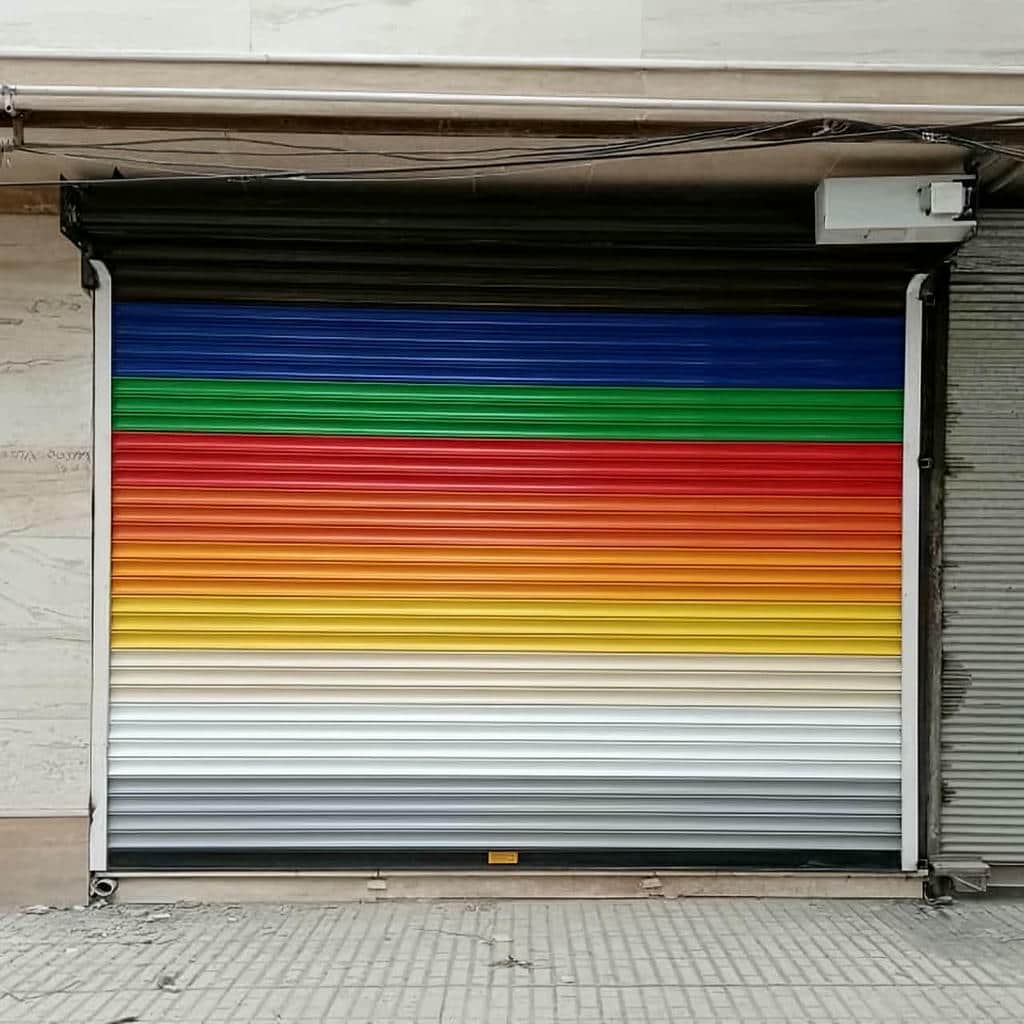 اجرای کرکره برقی رنگی نمای فروشگاه با طرح نواری اجرای کرکره برقی رنگی نمای فروشگاه با طرح نواری