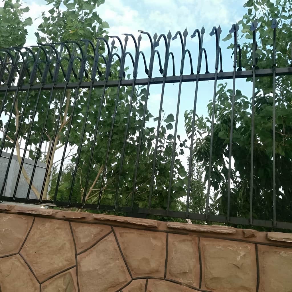 اجرای حفاظ سرنیزه ای قوسدار روی دیوار حیاط اجرای حفاظ سرنیزه ای قوسدار روی دیوار حیاط