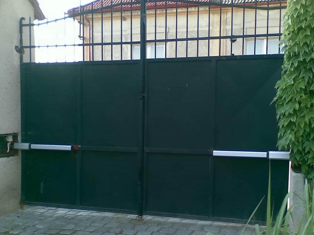 اجرای درب پارکینگ جک دار بازویی با حرکت نرم