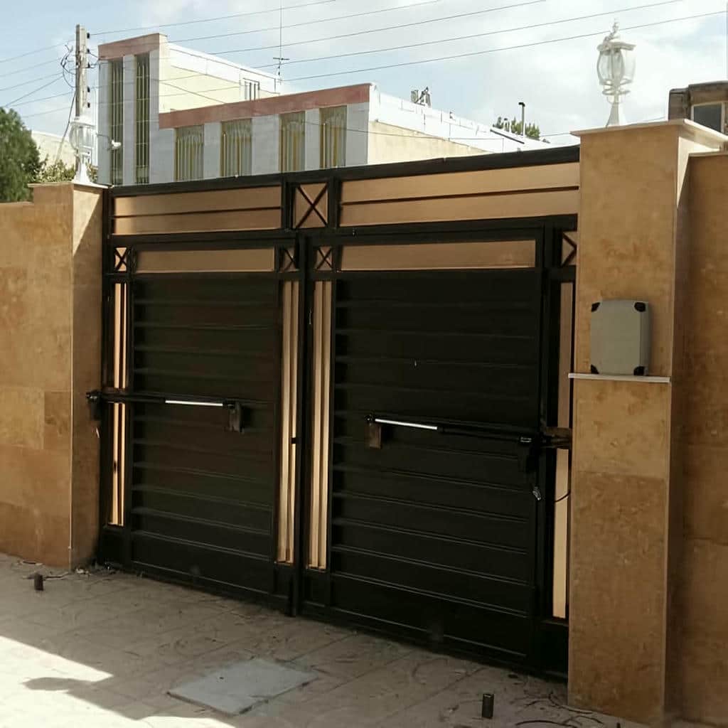 اجرای جک درب ویلایی بازویی با پایه تقویتشده اجرای جک درب ویلایی بازویی با پایه تقویتشده