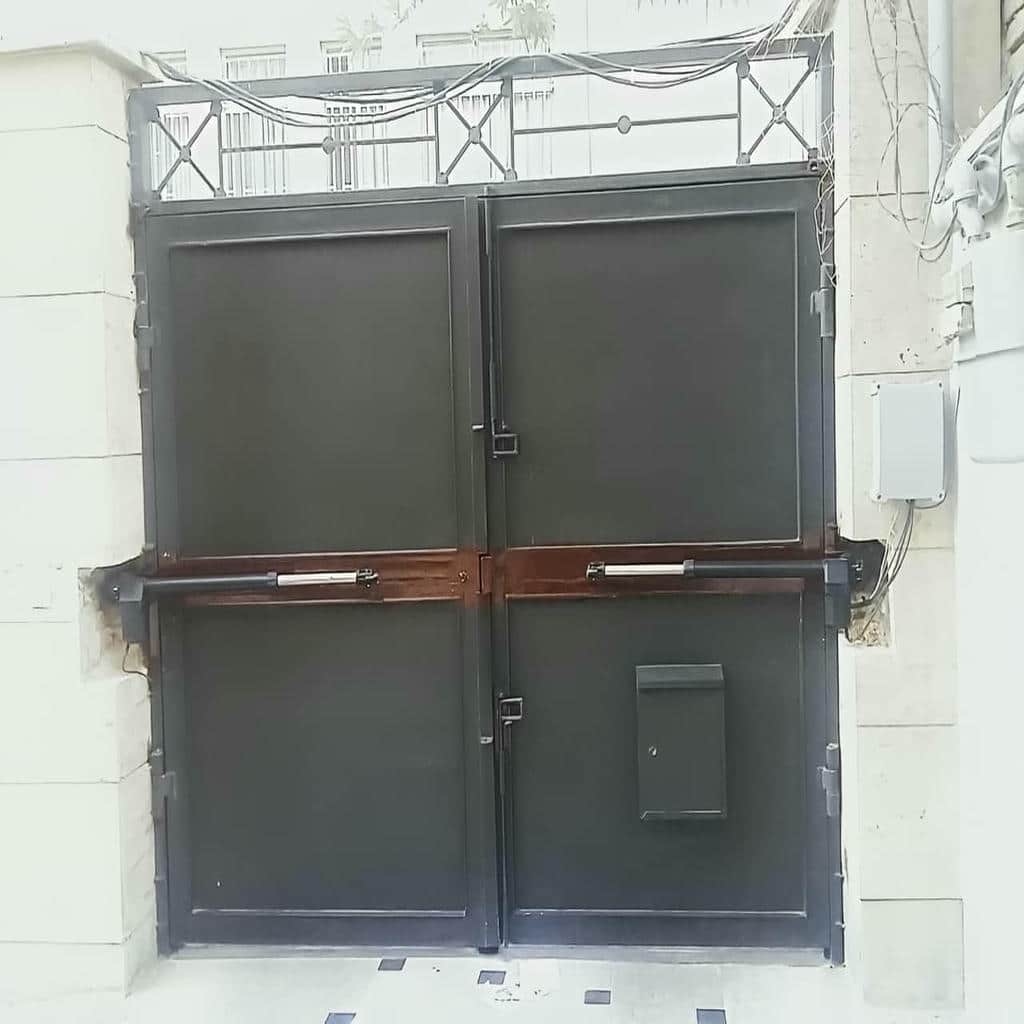 خدمات درب پارکینگ جک دار بازویی برای ورودی دو لنگه