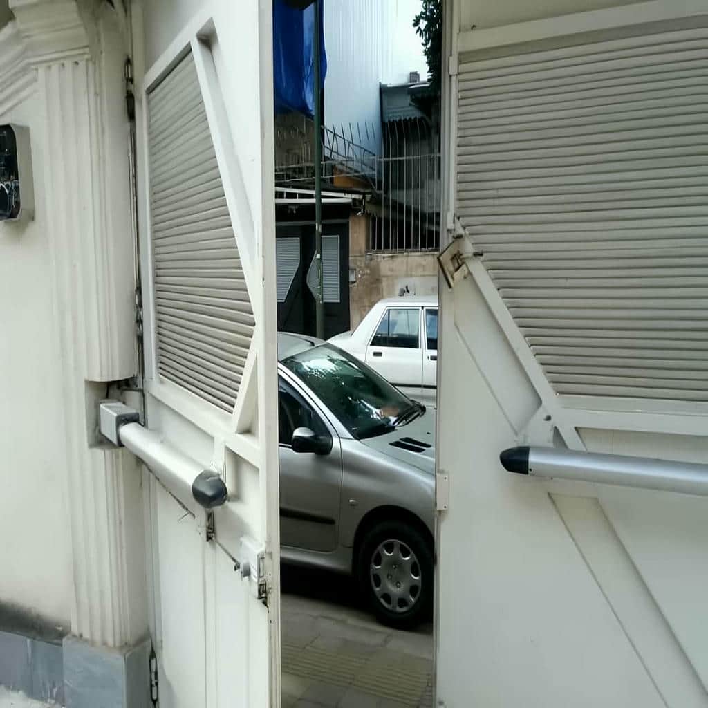نصب درب برقی حیاط لولایی با جک بازویی نصب درب برقی حیاط لولایی با جک بازویی
