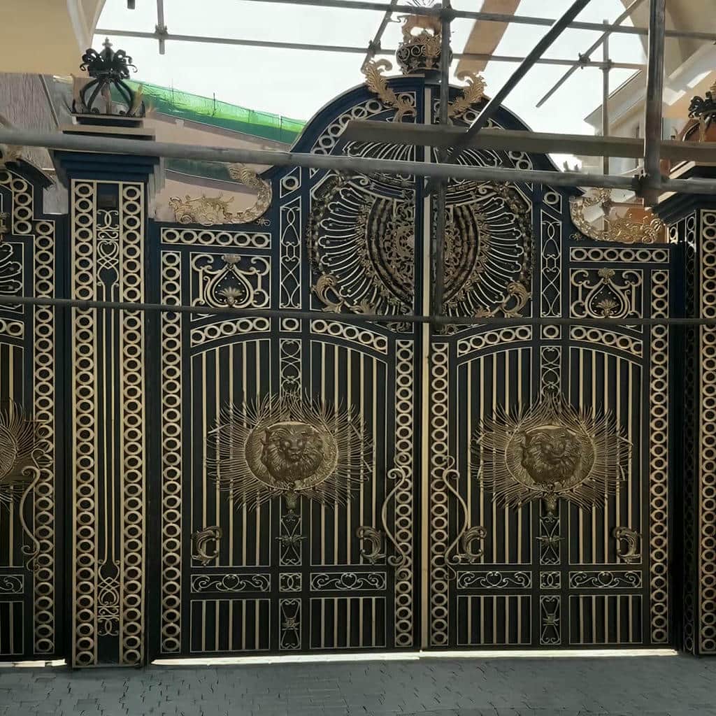 نصب درب CNC پنل مشبک روی ورودی ویلا