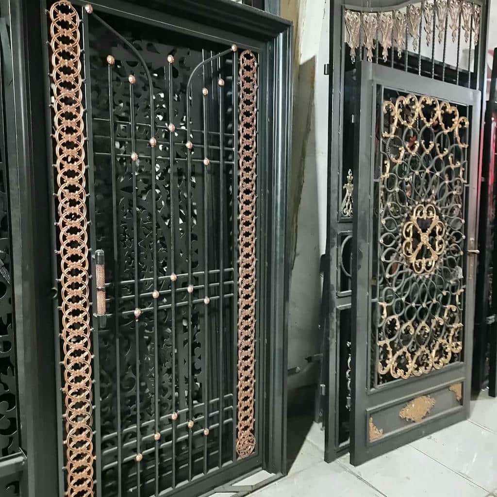 سفارش درب پارکینگ آهنی ساده قاب دار متناسب با نما سفارش درب پارکینگ آهنی ساده قاب دار متناسب با نما