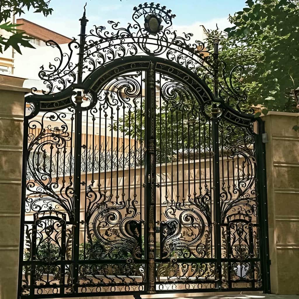 خدمات اندازه گیری درب لولایی حیاط بزرگ