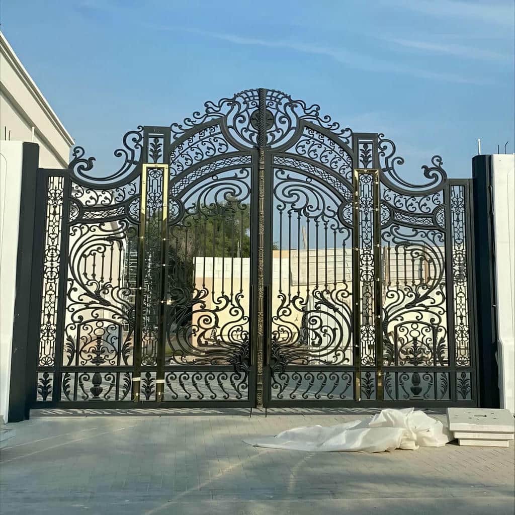 اجرای بافت چوب روی درب ویلایی فلزی اجرای بافت چوب روی درب ویلایی فلزی