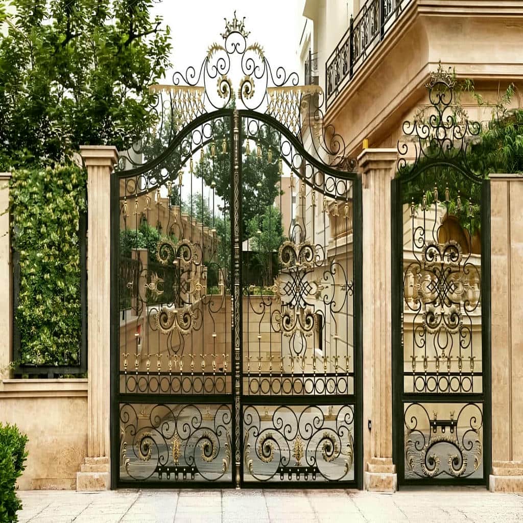 نصب درب قوسی باغ روی ستون ورودی