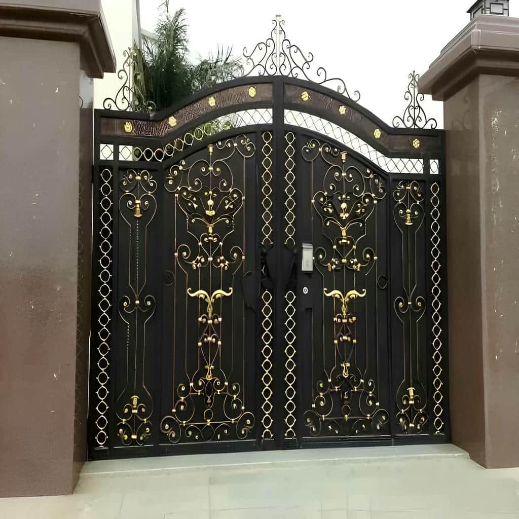 مدل کلاسیک درب پارکینگ فلزی دو لنگه با قاب عمودی