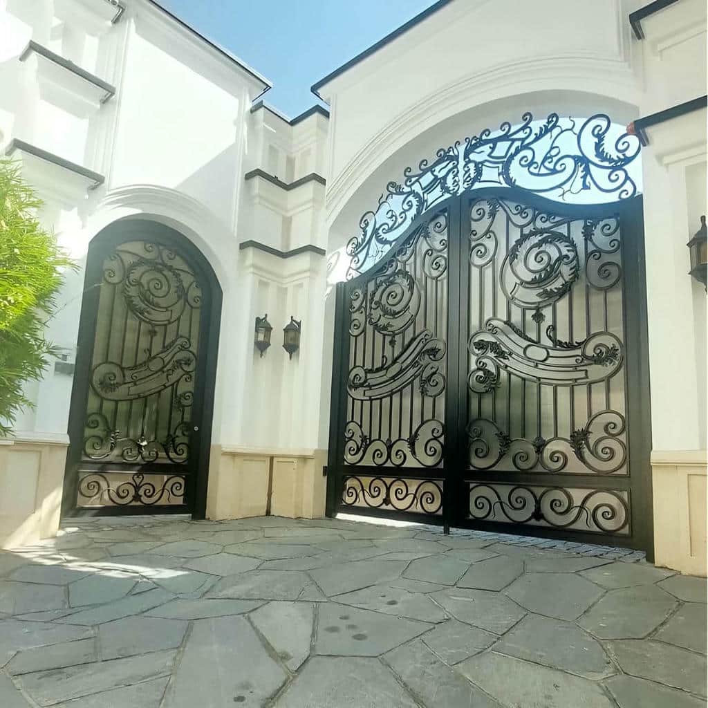 سفارش درب پارکینگ شاسی فلزی تقویت شده متناسب با دهانه سفارش درب پارکینگ شاسی فلزی تقویت شده متناسب با دهانه