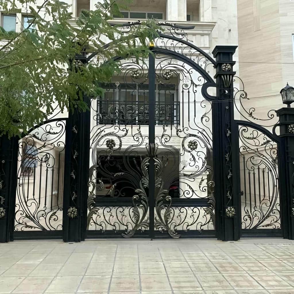 ساخت درب فلزی لاکچری نمای ویلا با خطوط افقی