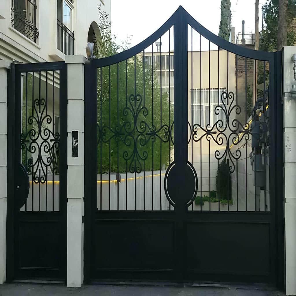 ساخت درب مدرن با خطوط عمودی برای نمای سنگ