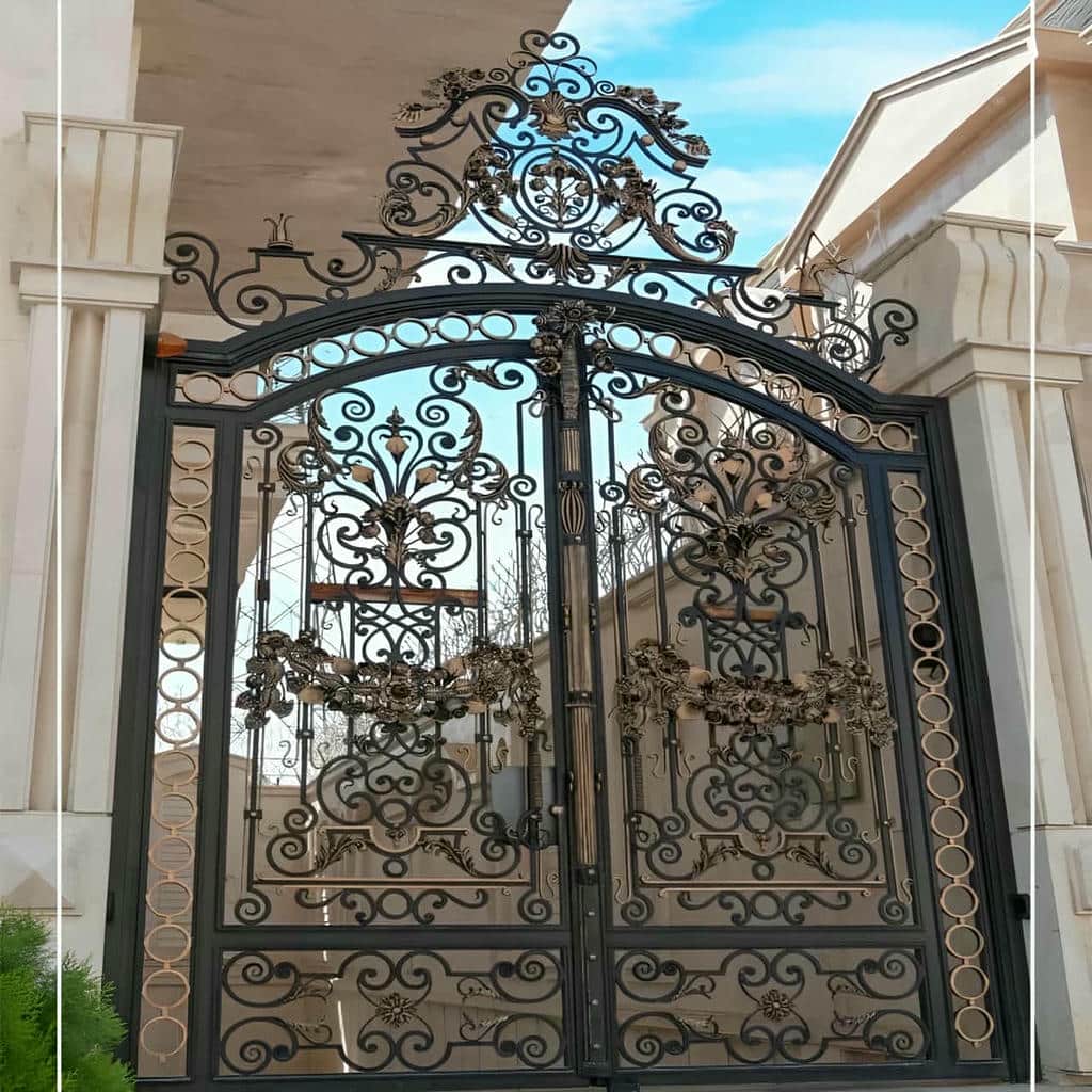 اجرای درب حیاط طرح چوب فلزی کشویی