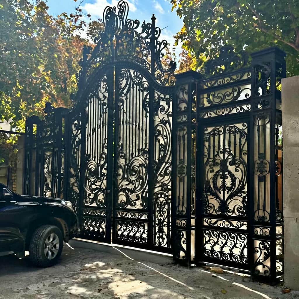 سفارش درب فلزی طرح چوب ورودی متناسب با نمای ساختمان