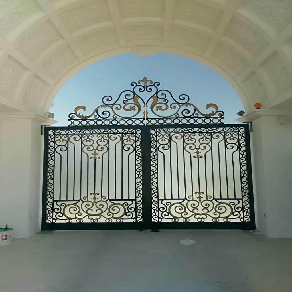 اجرای درب حیاط ویلایی قوسی تاج‌دار
