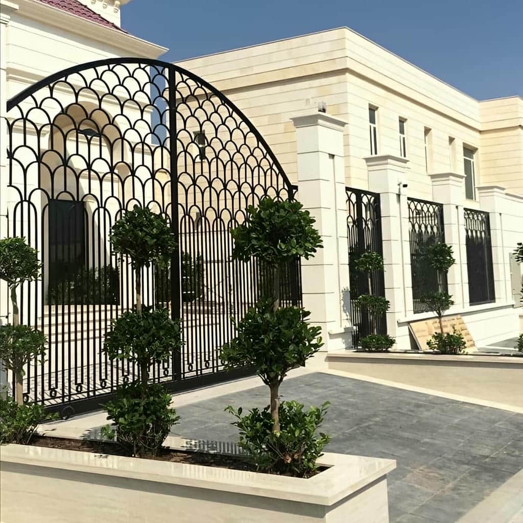 نصب درب فرفورژه دولنگه برای نمای رومی