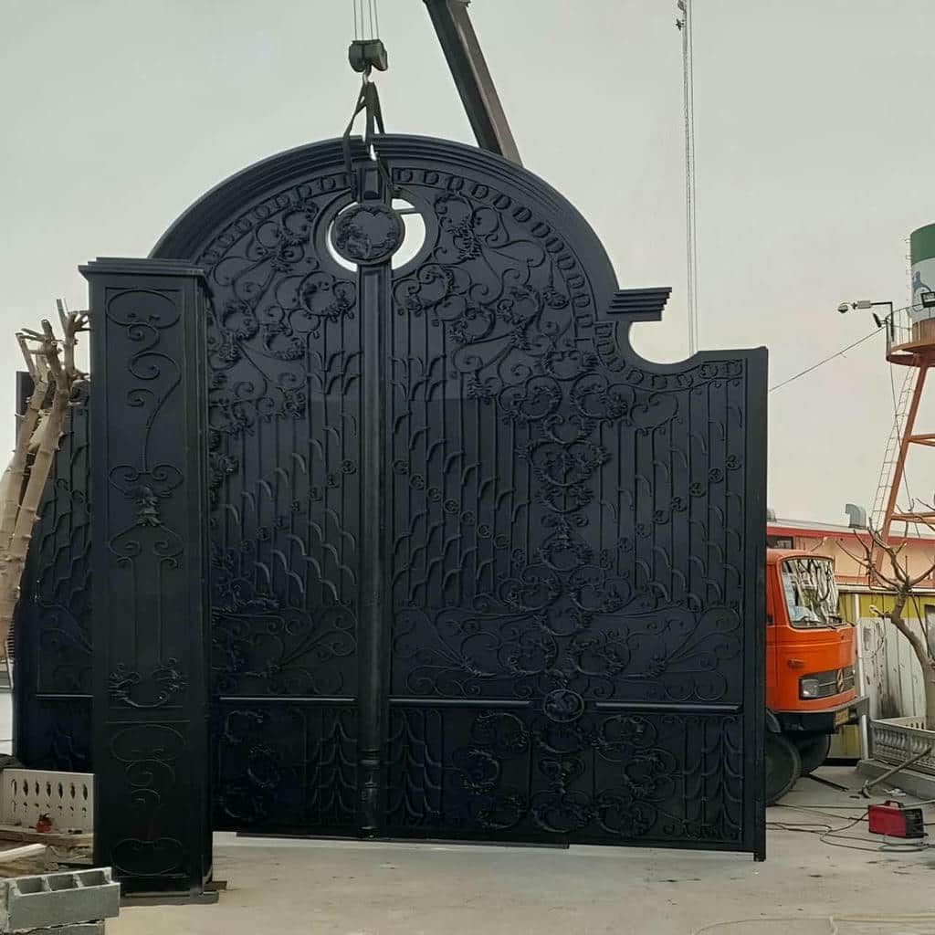 نصب درب فلزی لاکچری نمای ویلا با اندازه‌گیری دقیق