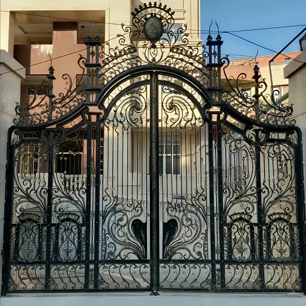 اجرای درب ورق پانچ با پنل پشتی
