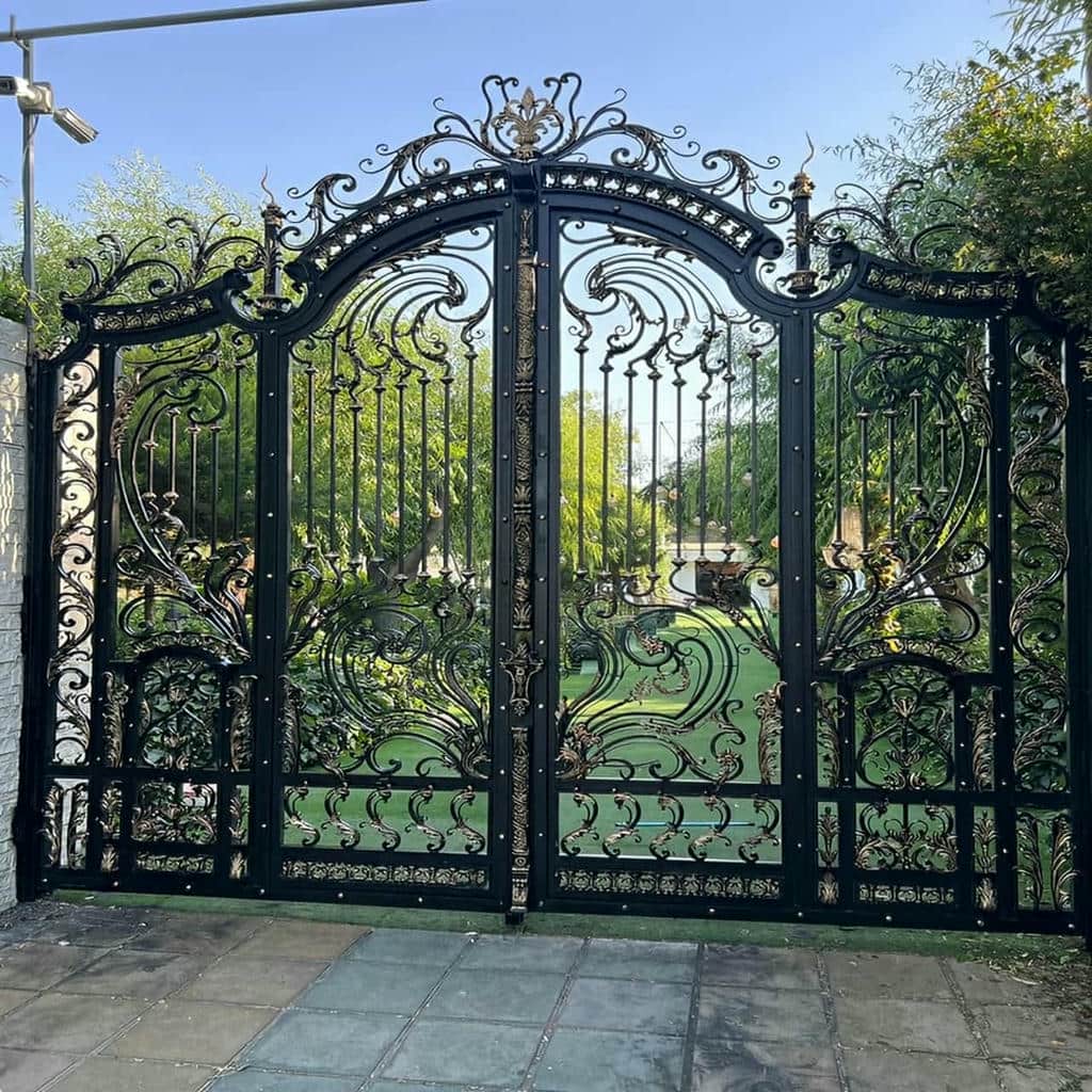 نصب درب حیاط طرح چوب فلزی دو لنگه