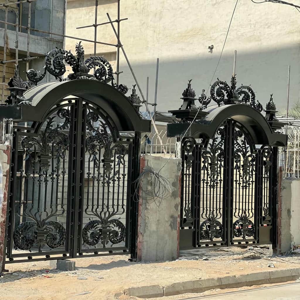 طرح افقی درب پارکینگ فلزی نمای ساختمان