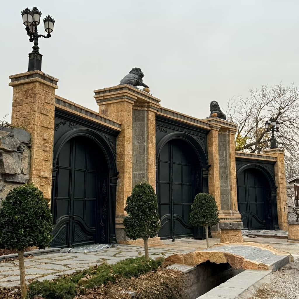 نمونه قوسی درب پارکینگ کلاسیک کتیبه دار