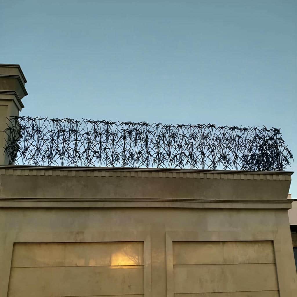 نصب حفاظ آبشاری روی دیوار حیاط