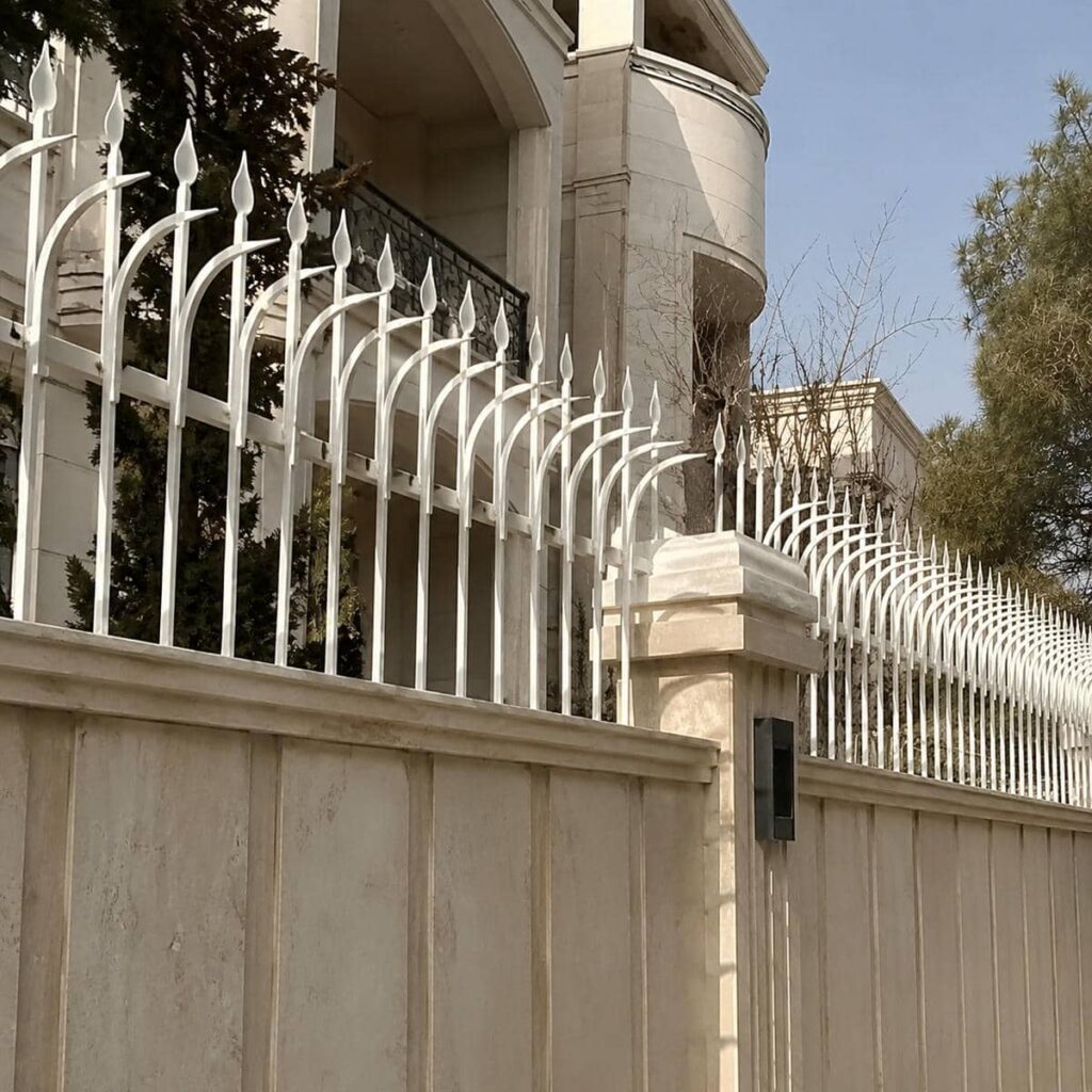 انتخاب حفاظ تک‌نیزه مدرن برای دیوار ویلا