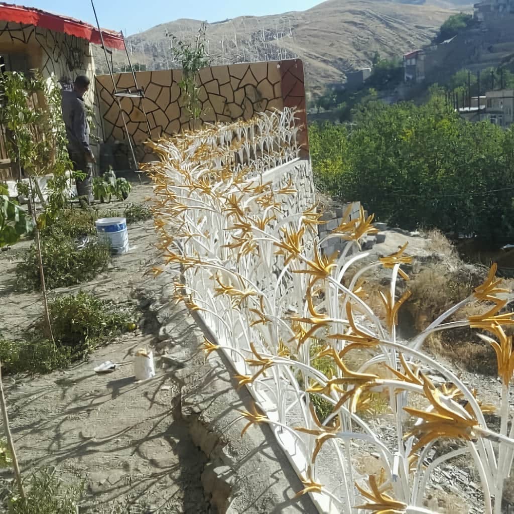 حفاظ غنچه ای روی دیوار فضای باز
