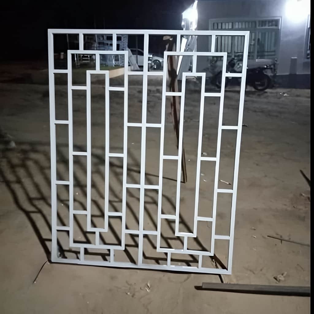 حفاظ پنجره کلاسیک آهنی با طرح متقارن