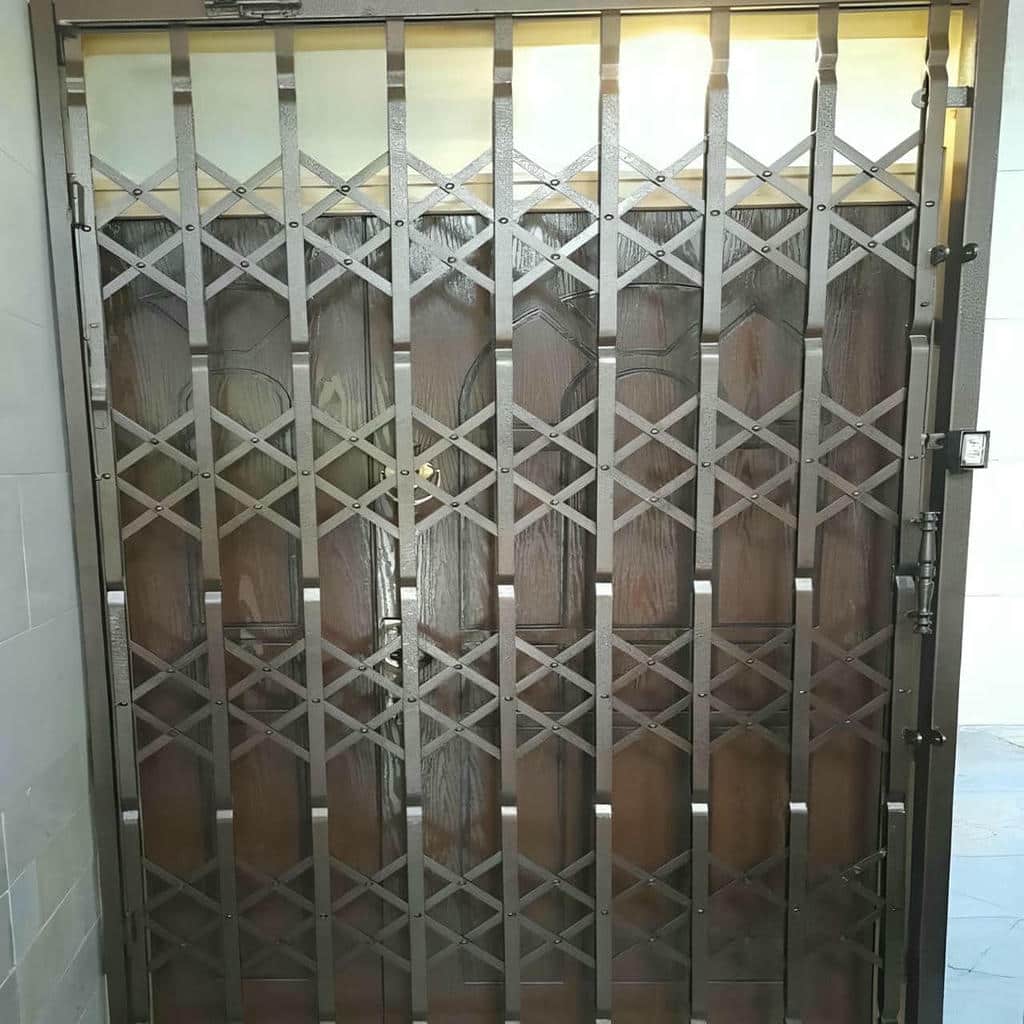 درب آکاردئونی آپارتمان با شبکه متراکم فلزی