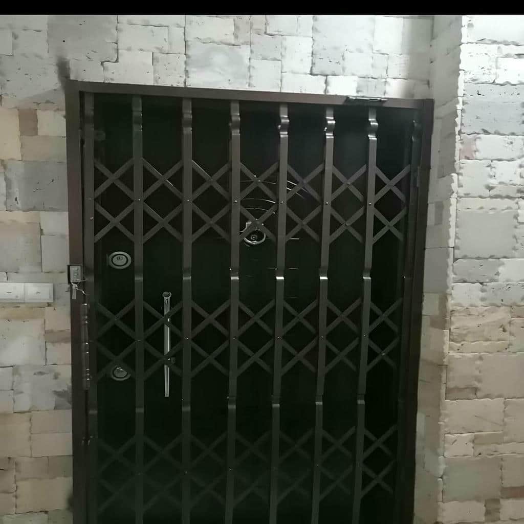 محافظ درب آپارتمان نصب شده کنار چهارچوب