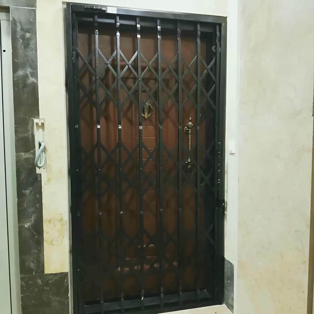 محافظ درب آپارتمان نصب شده روی چهارچوب