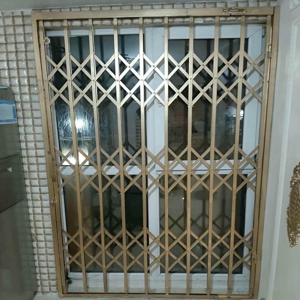 حفاظ آکاردئونی نصب شده کنار درب ورودی