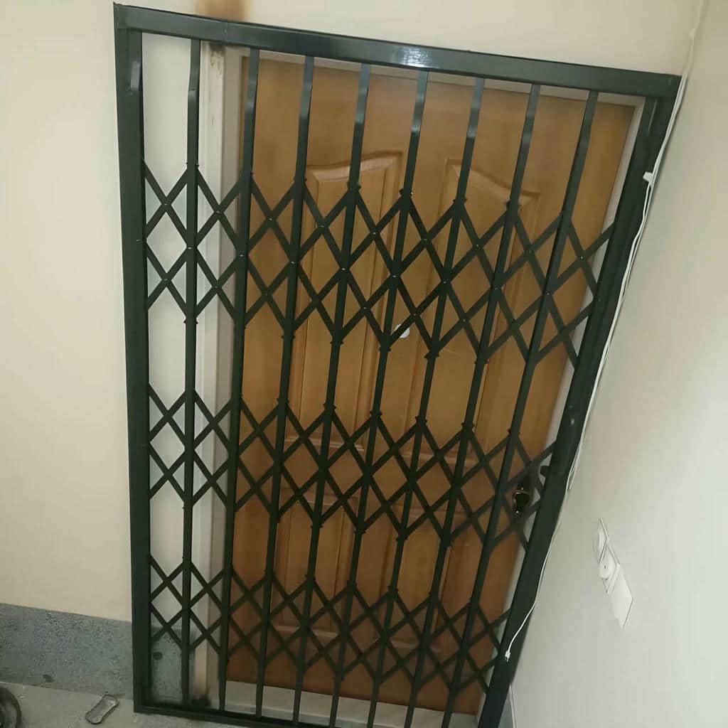 حفاظ متحرک نصب شده کنار ورودی آپارتمان