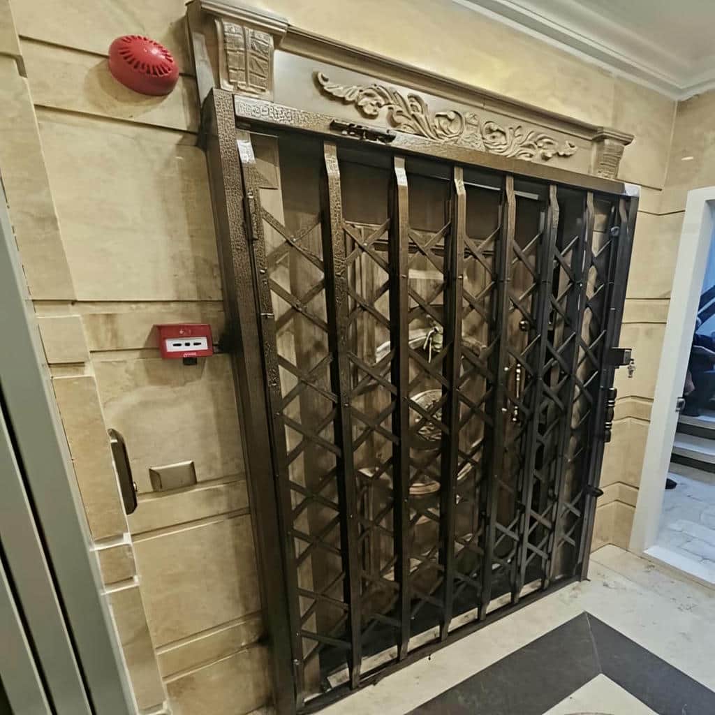 حفاظ درب ورودی سفید کنار چهارچوب روشن