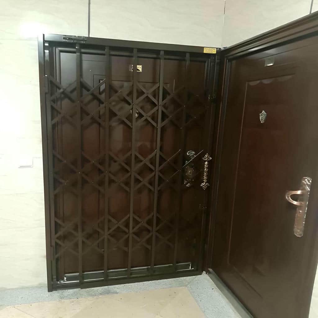 درب آکاردئونی آپارتمان جمع شده کنار چهارچوب