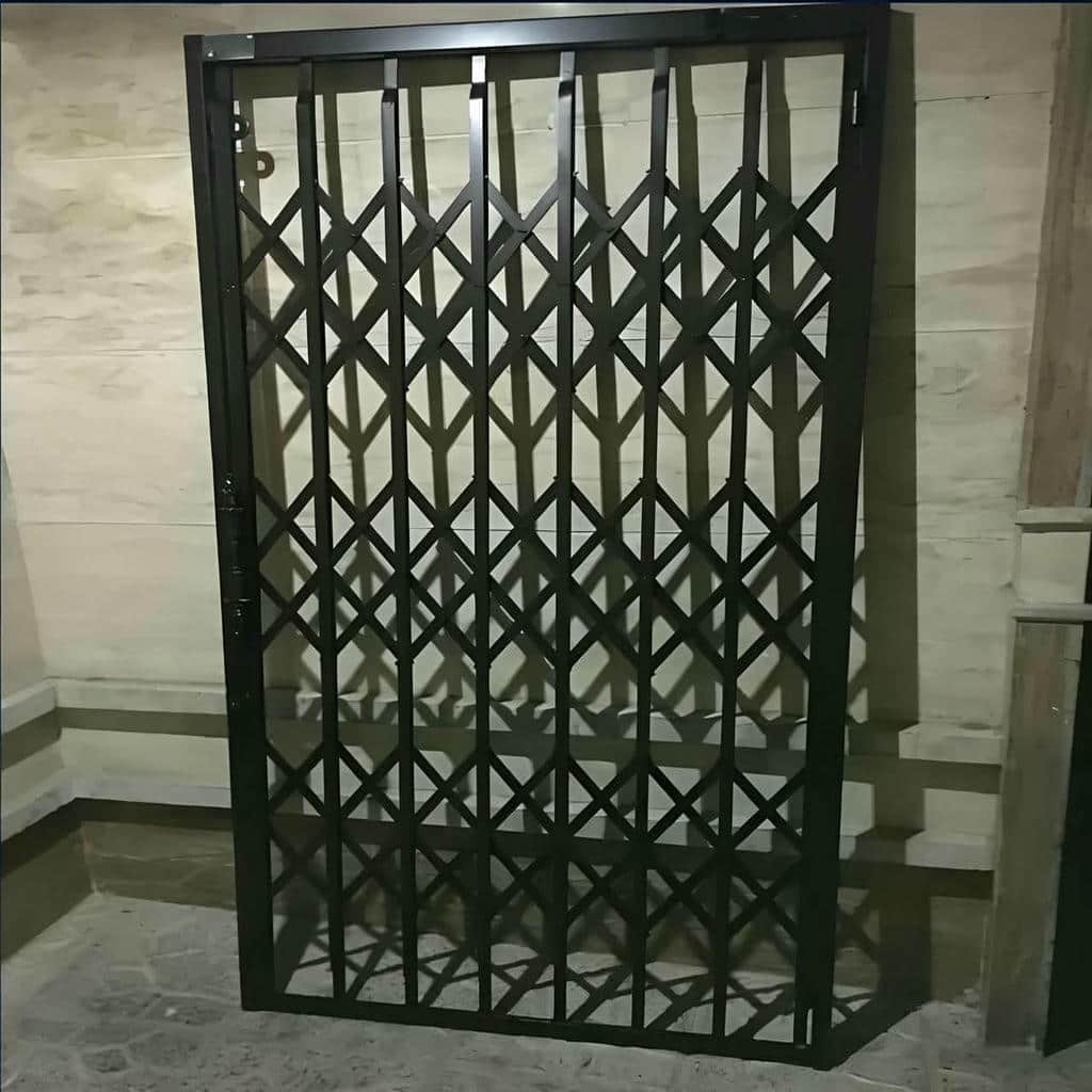حفاظ آکاردئونی با پوشش رنگ تیره