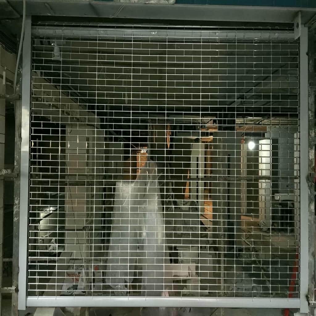 کرکره ضد سرقت نصب شده روی دهانه سفارشی