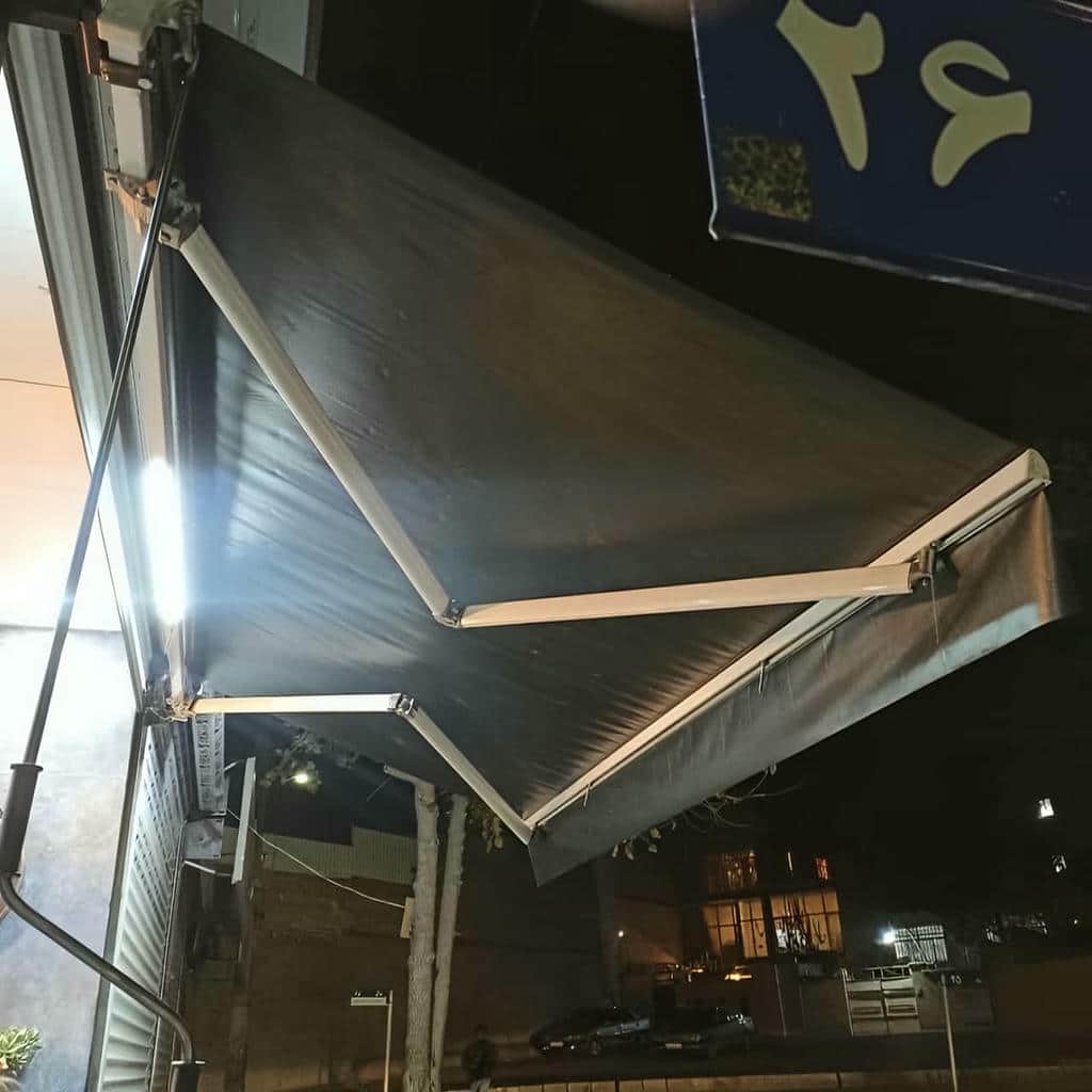 سایبان ضد آب با پوشش روشن ساده