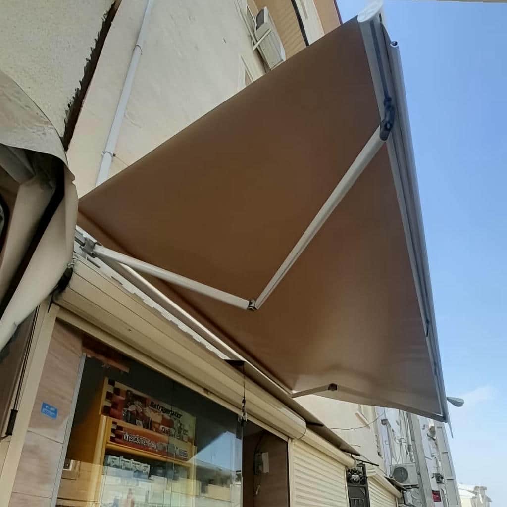 سایبان پارکینگ با پوشش روشن مناسب آفتاب شدید