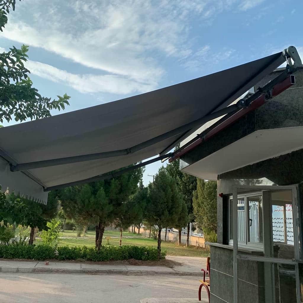 سایبان برقی تاشو روی تراس مسکونی