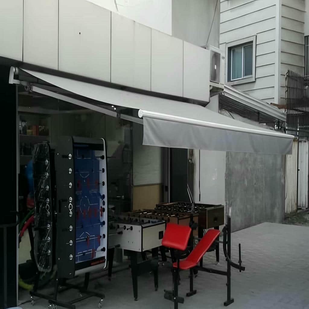 سایبان بالکن بازویی با پوشش پارچه ای روشن