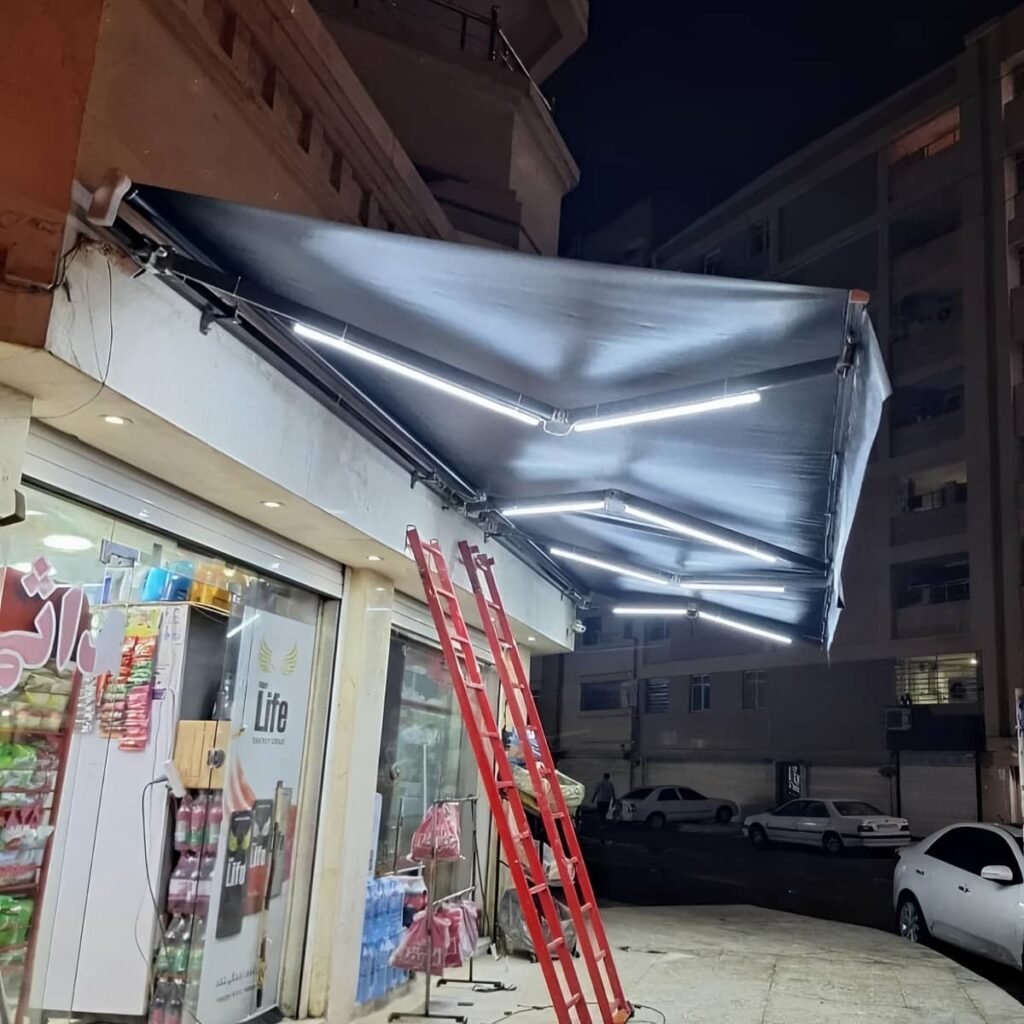 سایبان تراس نصب شده کنار نمای ساختمان