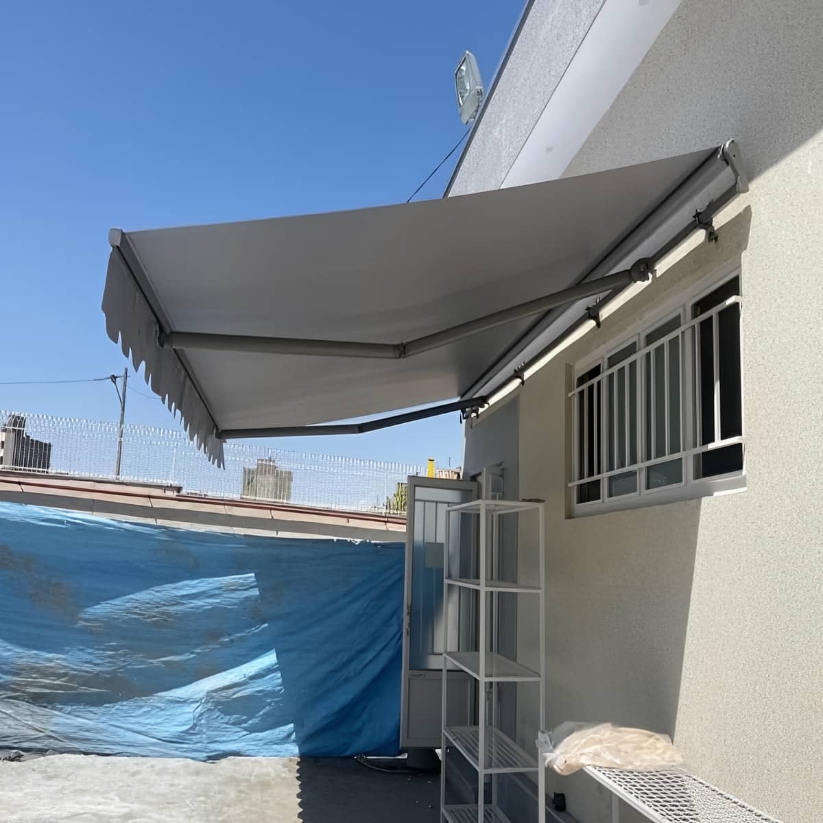 سایبان برقی بازویی با پوشش پارچه ای روشن