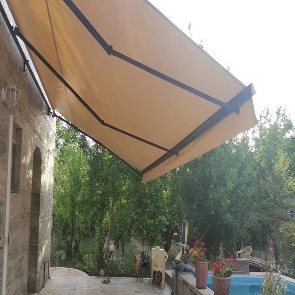سایبان اتوماتیک با پارچه هماهنگ نمای باغ
