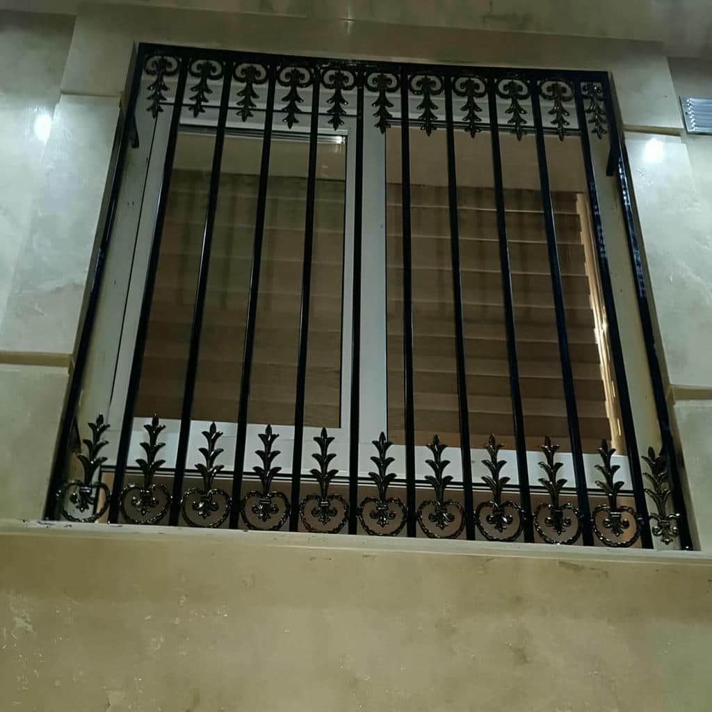 حفاظ پنجره فرفورژه با نقش کم تراکم