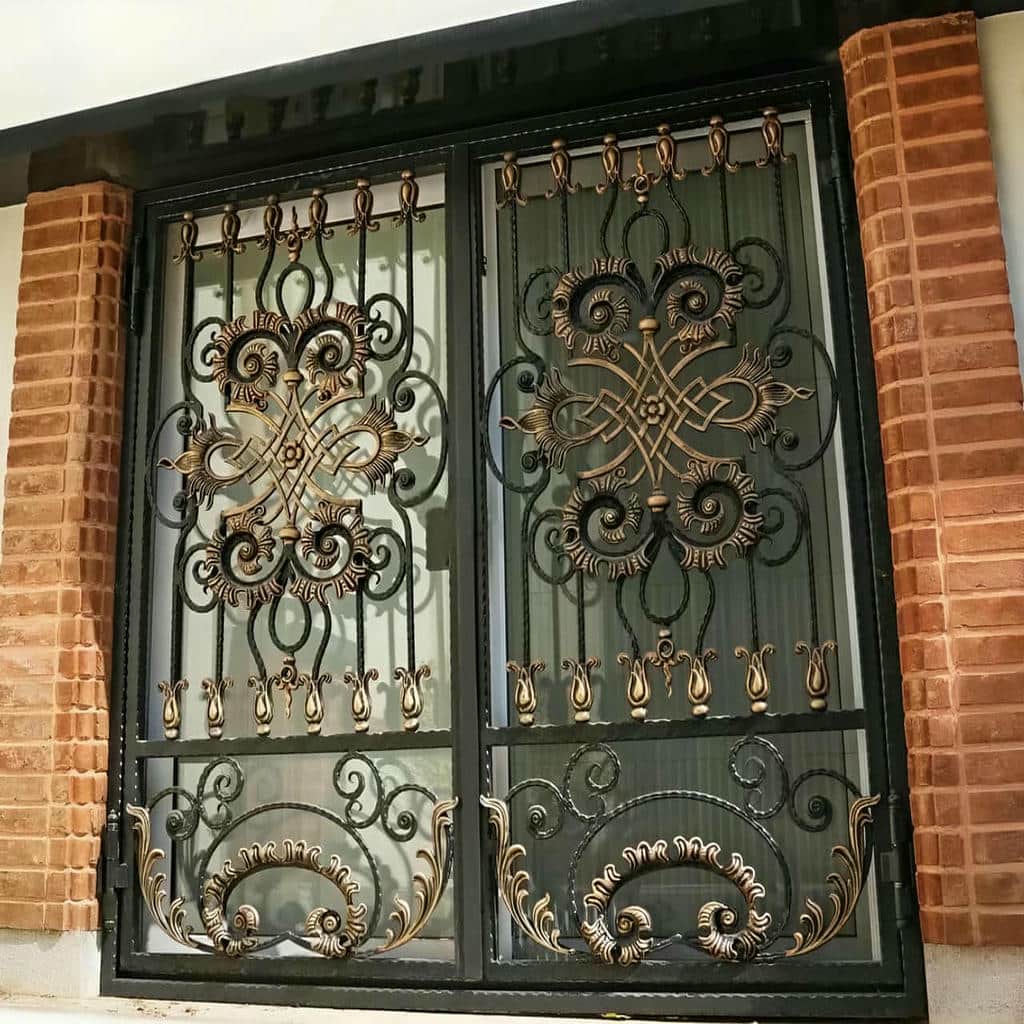 حفاظ پنجره طبقه همکف با طرح فرفورژه ساده