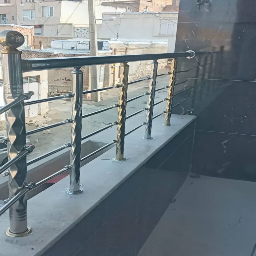 نرده مدرن بالکن کنار نمای مینیمال
