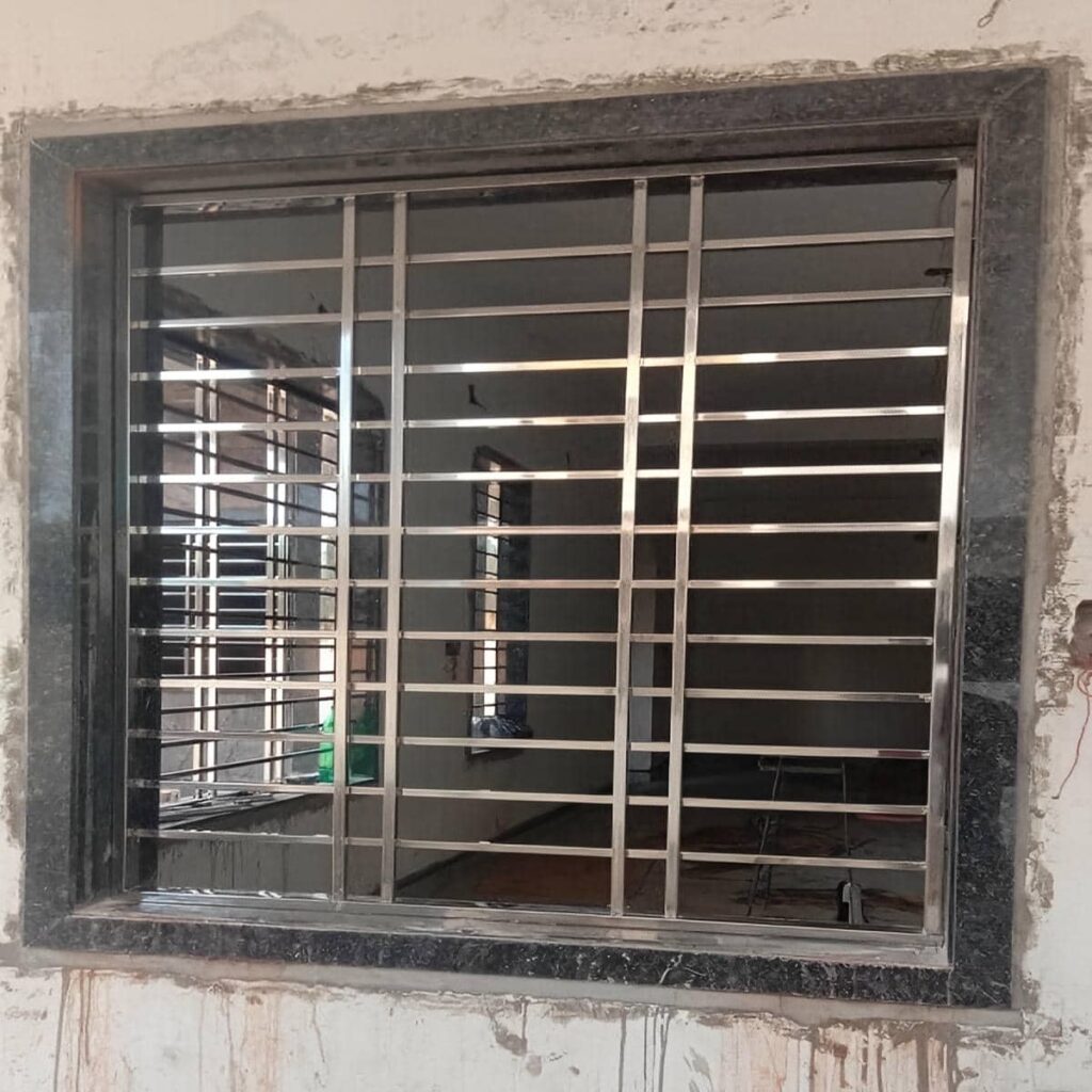 حفاظ پنجره ثابت نصب شده روی قاب سفید