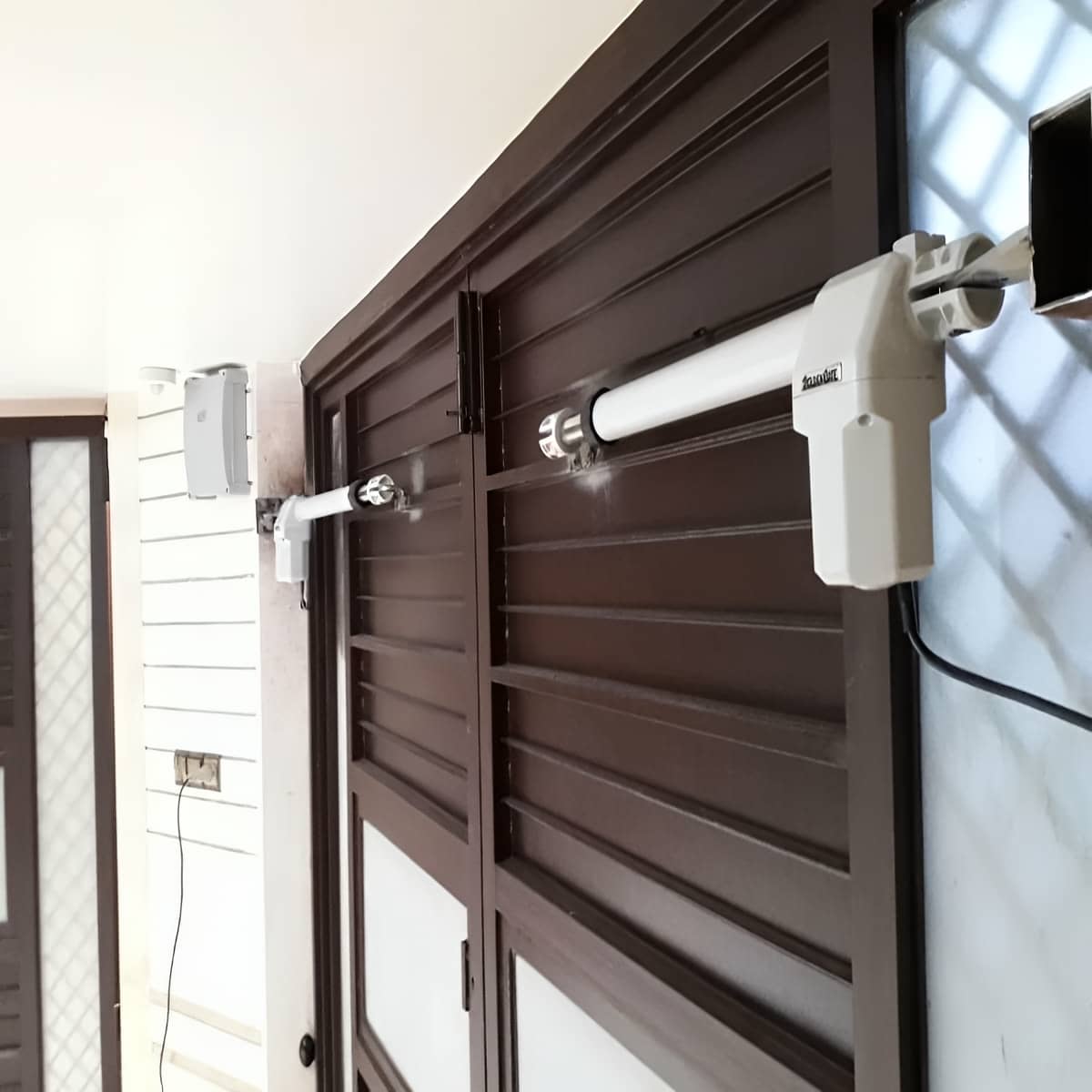 جک ریموت دار بازویی با کنترل هوشمند