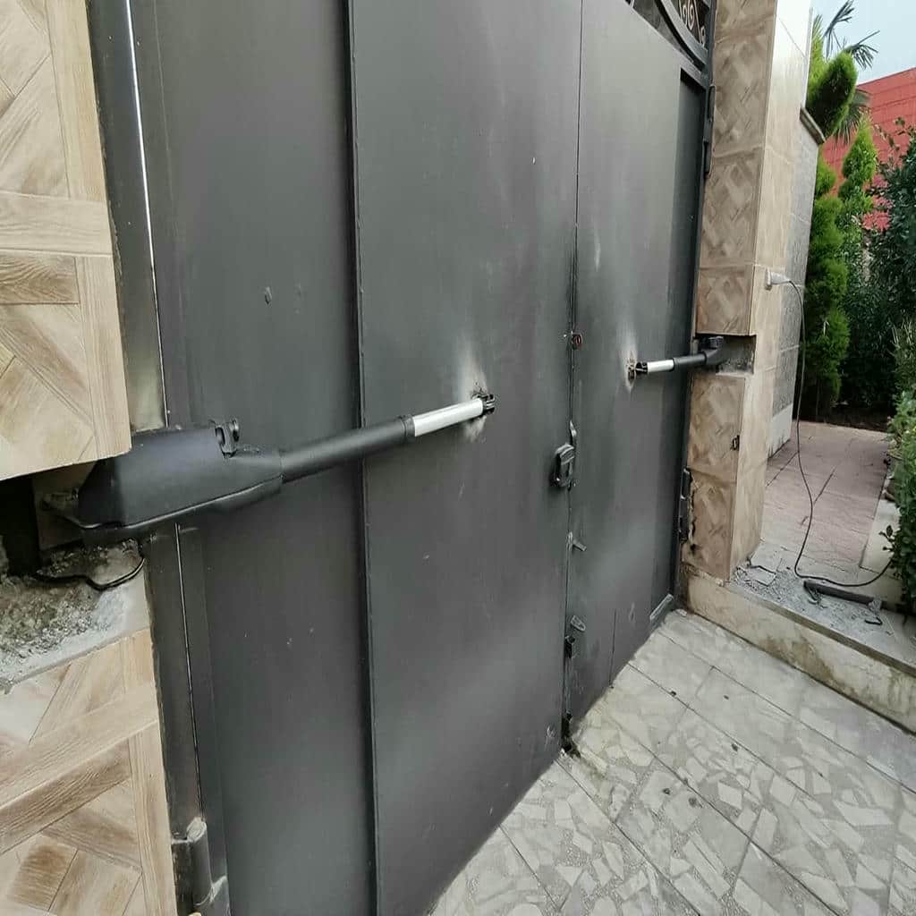 جک درب ویلایی روی در فلزی لوکس
